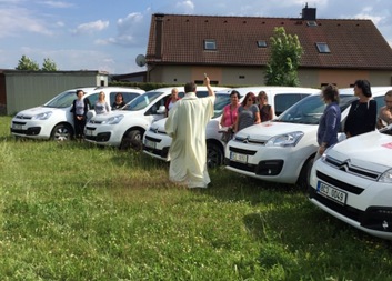 Šest nových charitních aut požehnáno