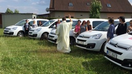 Šest nových charitních aut požehnáno