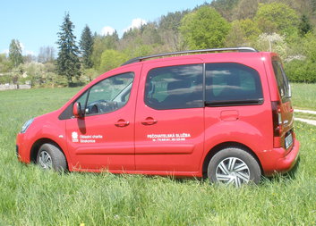 Charitní automobil je hrdý na lásku