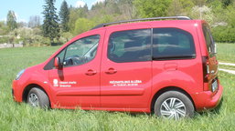 Charitní automobil je hrdý na lásku