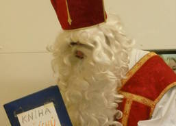 Mikuláš čte v Knize hříchů