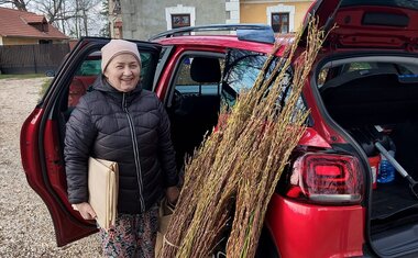 Předání pomlázek maminka pana Hubeného